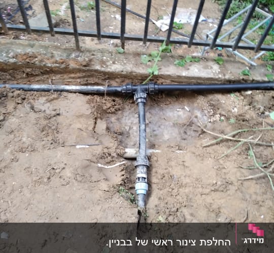 צינור מים מחובר למערכת חיבורים באדמה